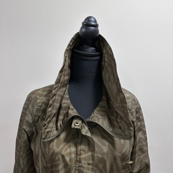 Guess Sping/Fall Animal Print Jacket - Picture 2 of 3